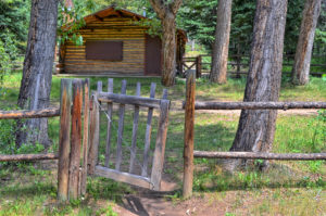 wooden gate-cabin (1)